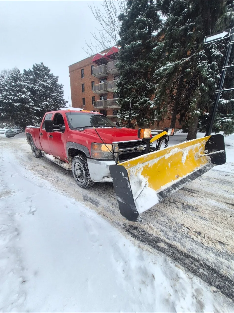 Camion équipé pour le déneigement