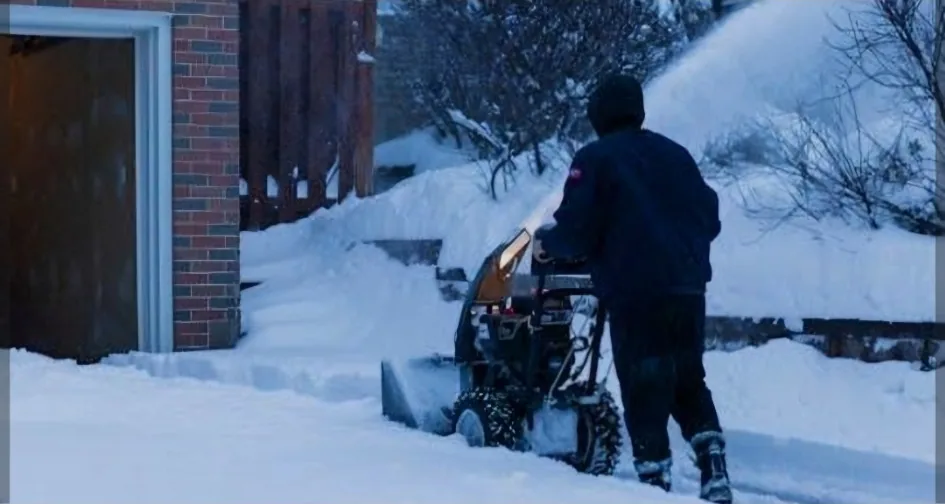 Souffleuse utilisée pour le déneigement d’une propriété