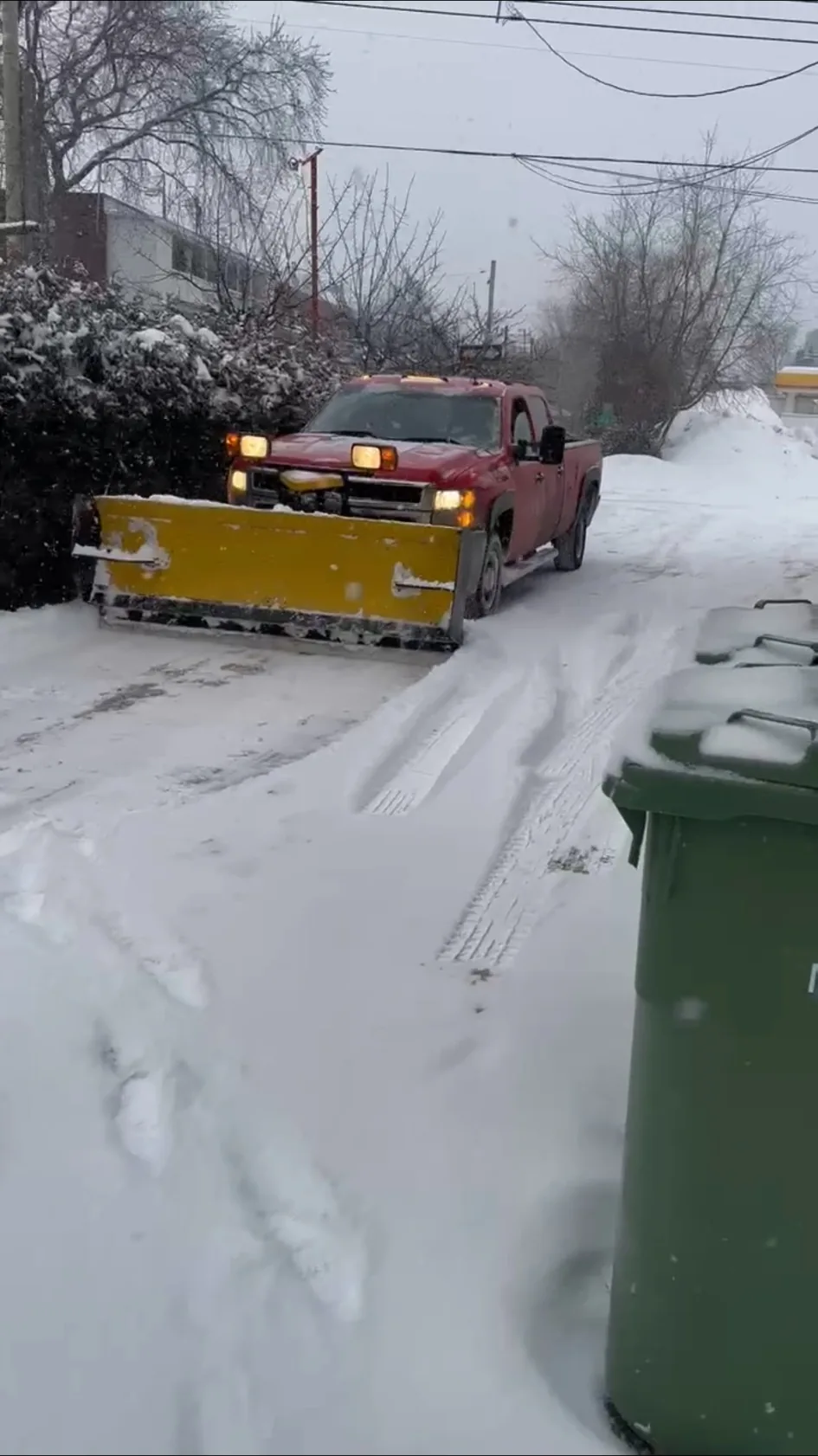 Déneigement résidentiel avec camion équipé d’une lame