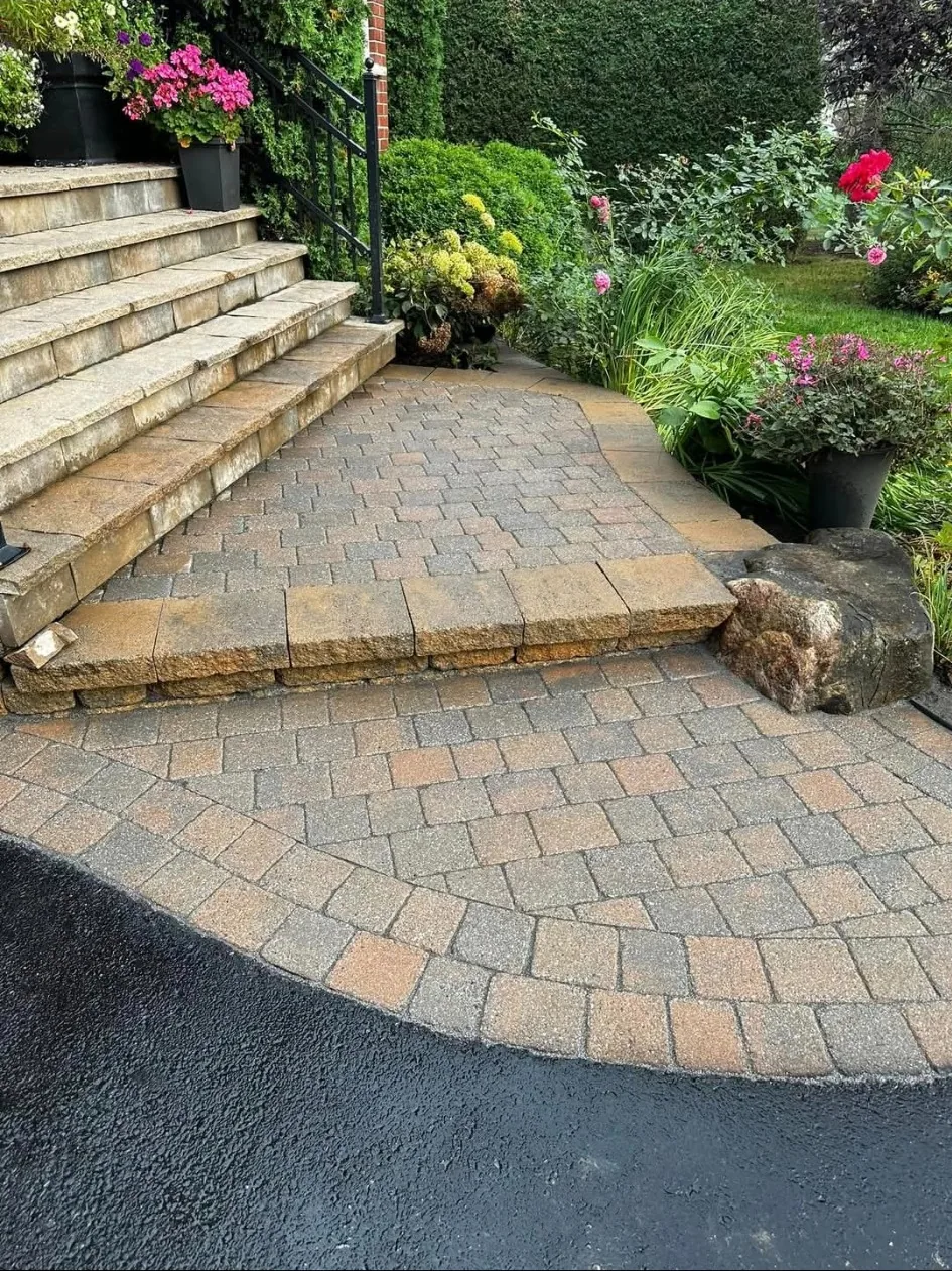 Patio aménagé en pavé uni