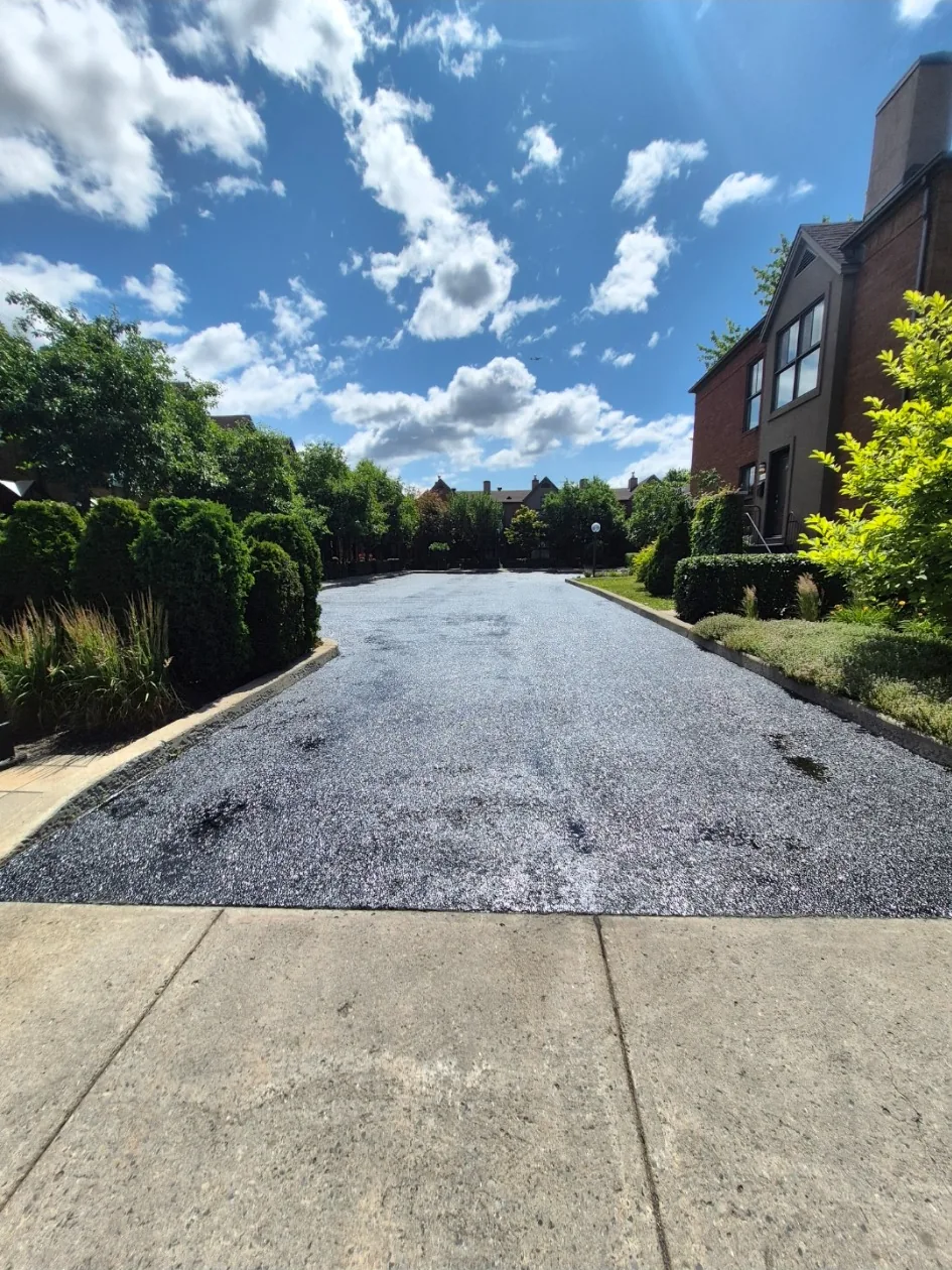 Surface asphaltée après application de scellant protecteur