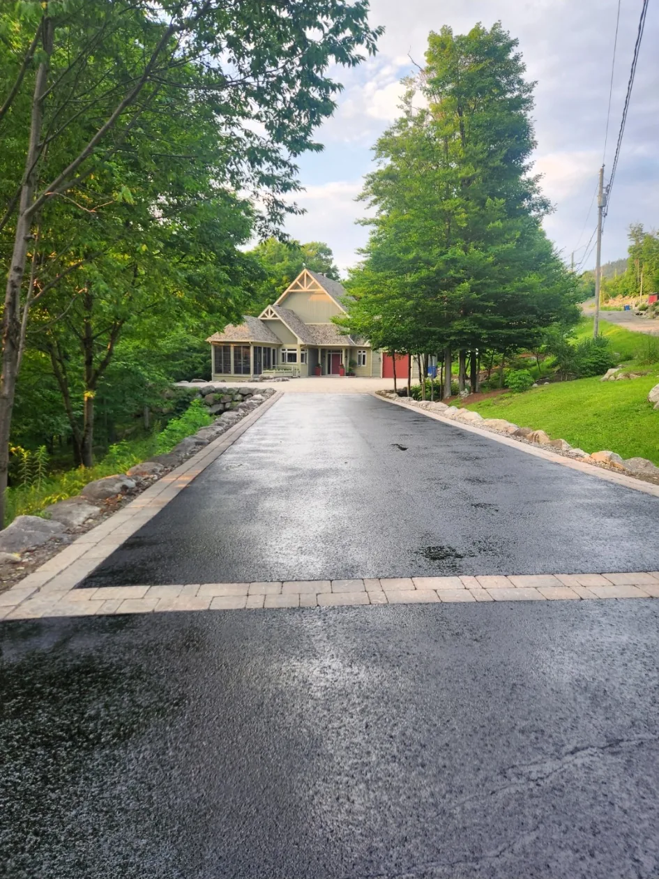 Surface asphaltée avec scellant protecteur