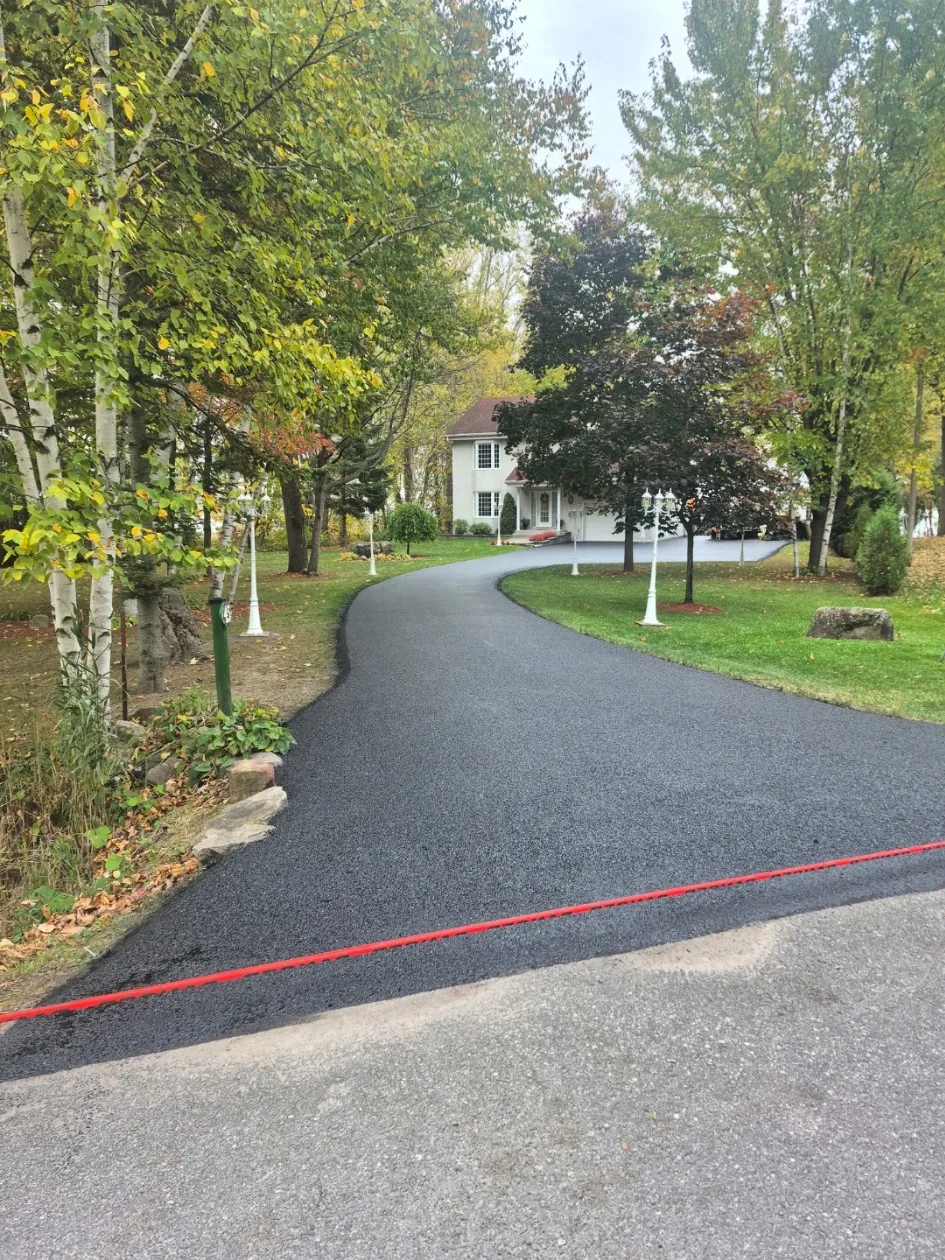 Surface asphaltée protégée par un scellant